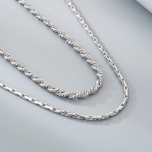 Collier double épaisseur en acier titane avec chaîne torsadée et chaîne plate argentée