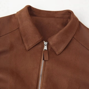 Veste en daim marron avec col à revers et fermeture éclair métallique en gros plan