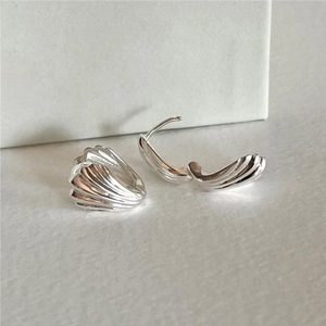 Elegant 925 sterling silver shell-shaped stud earrings with radiant fan texture for women