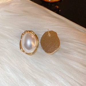Vue détaillée des deux côtés de boucles d'oreilles perles ovales avec dos en maille dorée