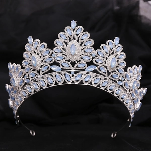 Dettaglio dei cristalli azzurri su una corona da sposa barocca argentata
