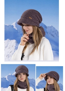Détail d'un ensemble bonnet en tricot violet à visière et tour de cou avec logo en cuir
