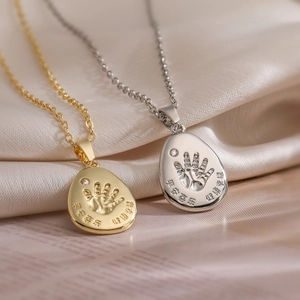 Collane minimaliste oro e argento con pendenti ovali con impronta su tessuto di seta