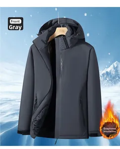 Detail der grauen beheizbaren Herrenjacke mit verstellbarer Kapuze und Klettverschlussbündchen