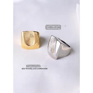Ring aus Titanstahl mit markanter Fingerabdruck-Struktur in Gold und Silber-Optik