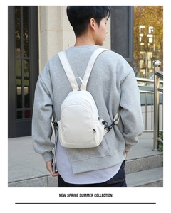 Casual witte nylon mini rugzak voor heren en vrouwen, lichtgewicht en waterdicht ontwerp.