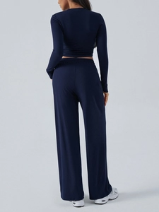 Vue arrière d'un ensemble crop top à manches longues et pantalon large bleu marine