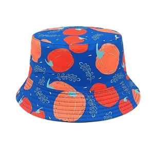 Détail d'un chapeau bob enfant bleu marine avec motifs de citrouilles et feuilles