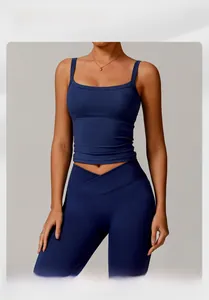 Détail d'un ensemble de yoga bleu marine avec taille croisée et débardeur à col carré
