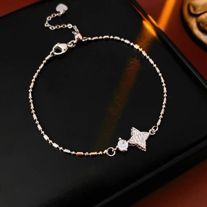 Détail d'un bracelet en argent avec breloque étoile en zircone et chaîne réglable chic