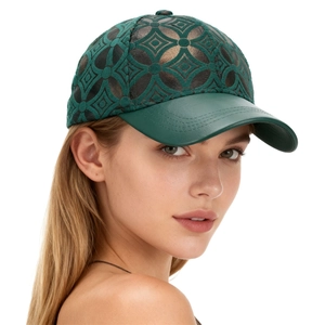 Détail de la casquette vert foncé avec motifs bronze et visière en cuir élégante