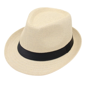 Klassischer Trilby-Strohhut in Beige mit schwarzem Band für stilvolle Sommer-Outfits