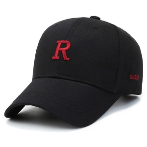 Berretto da baseball in cotone nero con lettera R ricamata in rosso e visiera curva