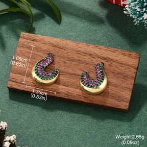 Boucles d'oreilles cœur géométriques dorées avec pierres multicolores sur bois