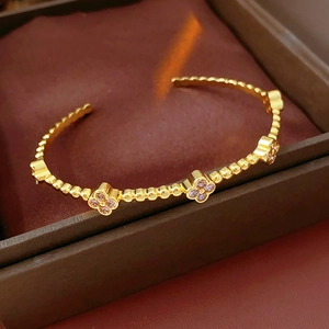 Dettaglio del bracciale a quadrifoglio placcato oro 18k con zirconi rosa in confezione