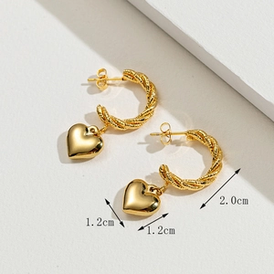 Dettaglio delle dimensioni per orecchini a cerchio a C con pendente a cuore in oro