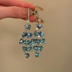 Détails des boucles d'oreilles cœur en cristal bleu avec glands argentés et zircons