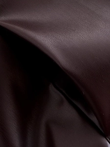 Détail macro du cuir synthétique marron foncé montrant le grain et la texture