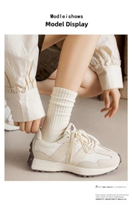 Gros plan de chaussettes en coton blanc côtelé portées avec des baskets rétro sport