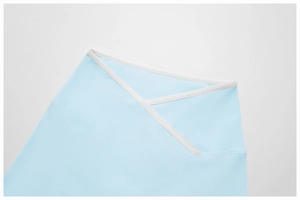 Detailopname van de lichtblauwe V-vormige kruis-hoge taille met witte biesaccenten