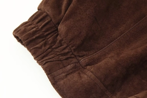 Detailansicht aus der Nähe: dunkelbraune Wildlederjacke mit präzisen Nähten