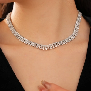 Dettaglio della collana a frange argentate con zirconi brillanti per uno stile lussuoso