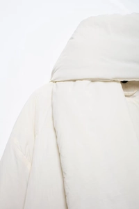Detaillierte Nahaufnahme des weichen gesteppten Schalkragens und der weißen Pufferjacke