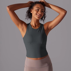 Détail du débardeur de yoga gris avec tissu respirant et design plissé au dos