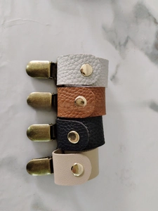 Vierer-Set Leder-Hutclip in Schwarz, Braun, Beige und Weiß mit Metallkomponenten