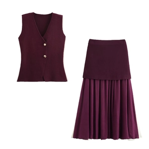 Conjunto de punto morado con chaleco con cuello en V, botones dorados y falda plisada