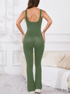 Vue arrière du body côtelé vert olive avec dos en U et pantalon de yoga évasé