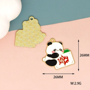 Détail de pendentifs panda en métal doré avec caractère Fu rouge et taille de 26mm