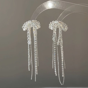 Elegante silberne Schleifen-Ohrringe mit glitzerndem Zirkonia und langen Quasten-Anhängern