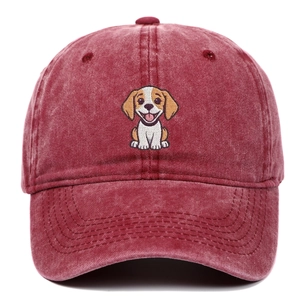 Détail de la broderie chiot sur une casquette de baseball en coton lavé bordeaux