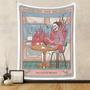 Détail d'une tapisserie tarot montrant un squelette au bureau sur un mur gris