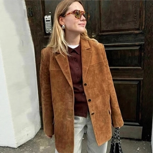 Veste vintage pour femme en daim marron avec col à revers et poches sur le devant