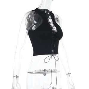 Detailweergave van de vetersluiting en mouwloze uitsnijding op de zwarte crop top