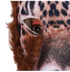 Gros plan du masque léopard montrant la texture en fausse fourrure et les yeux découpés