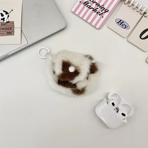 Detailansicht der flauschigen Kopfhörertasche mit Kuhmuster und weißem Clip