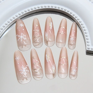 Faux ongles de Noël faits main avec flocons 3D et dégradé rose amande effet chat
