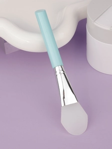 Detail of the soft silicone spatula brush head for facial mask application and skincare
