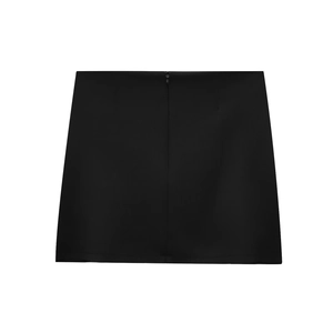 Mini-jupe trapèze noire avec anneau métallique et fermeture éclair au dos de style minimal