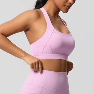 Zijaanzicht van de lichtroze sportbeha en yoga-legging met hoge taille en compressie set