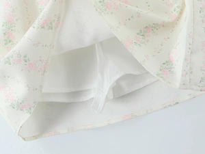 Détail d'un ensemble fleuri montrant la doublure douce et la texture du tissu mousseline