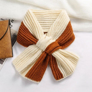 Détail d'une écharpe en maille croisée au design bicolore beige et caramel côtelé