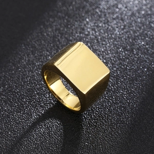 Dettaglio dell'anello a sigillo quadrato dorato lucido con finitura metallica a specchio