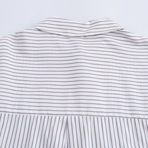 Détail du col arrière et de l'empiècement d'une chemise à rayures grises et blanches