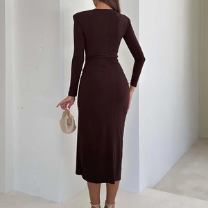 Robe midi ajustée marron foncé à manches longues avec taille plissée vue de dos
