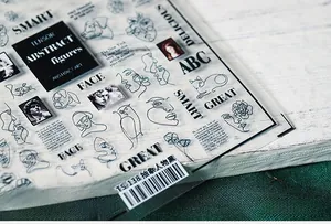 Détail macro de stickers ongles 5D avec art linéaire minimaliste de visages abstraits
