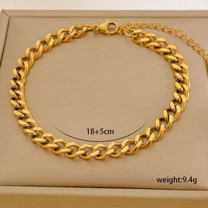 Detail shot of golden Cuban link bracelet showing 18+5cm length and 9.4g weight specifications